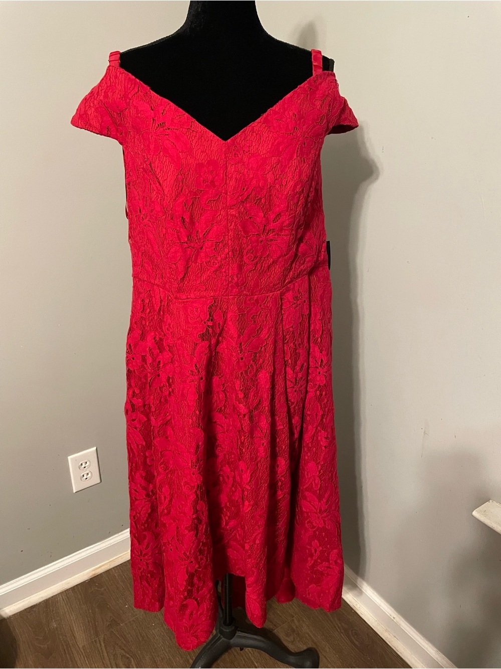 Lela Rose Red Off-Shoulder Lace Cocktail Dress